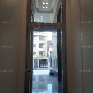 درب استیل تک لنگه با یک کتیبه در بالا