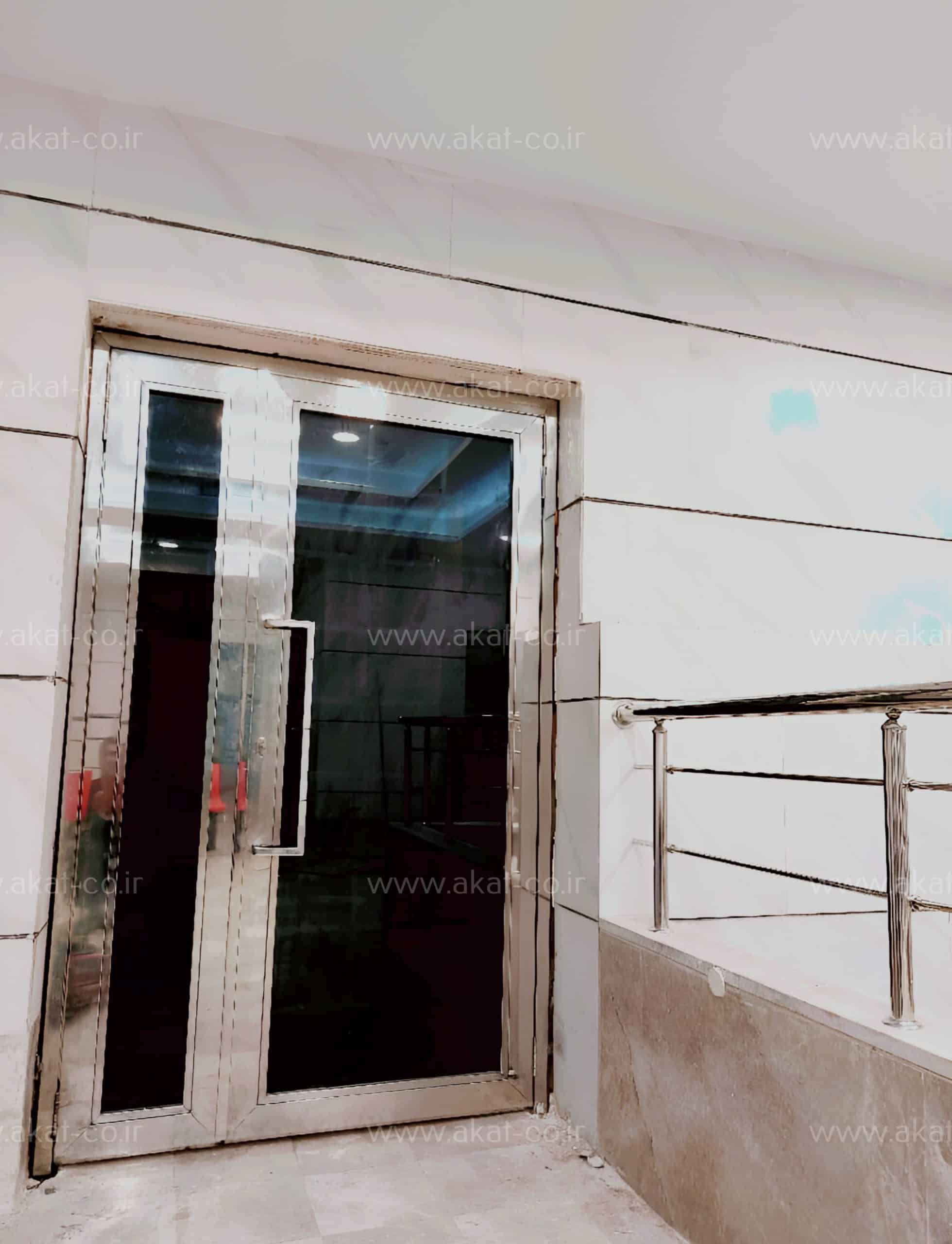 درب استیل و شیشه ای یک نیم لنگه